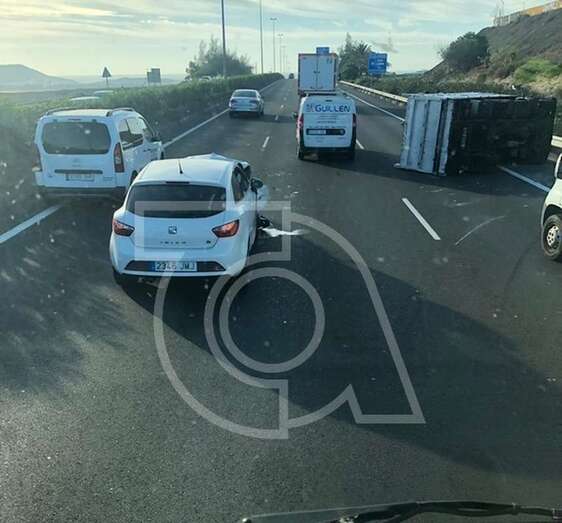 Imagen del vuelco captado por un lector de TELDEACTUALIDAD (Foto TA)